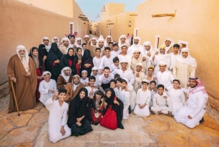 Pese al escándalo, Lionel Messi y Antonela Roccuzzo se mostraron sonrientes en Arabia Saudita: el álbum de fotos