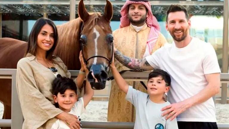 Pese al escándalo, Lionel Messi y Antonela Roccuzzo se mostraron sonrientes en Arabia Saudita: el álbum de fotos