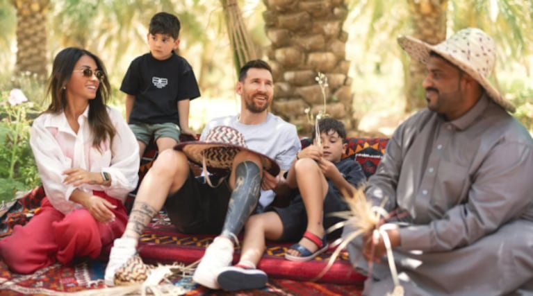 Pese al escándalo, Lionel Messi y Antonela Roccuzzo se mostraron sonrientes en Arabia Saudita: el álbum de fotos