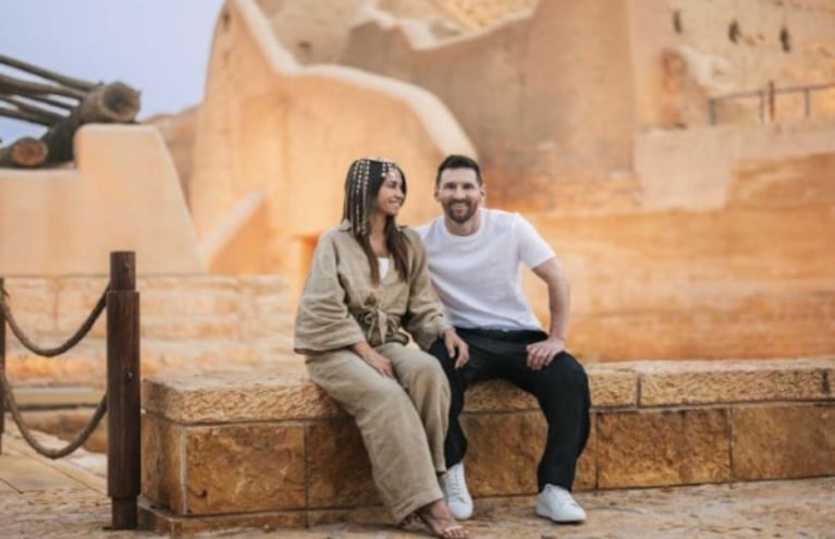 Pese al escándalo, Lionel Messi y Antonela Roccuzzo se mostraron sonrientes en Arabia Saudita: el álbum de fotos