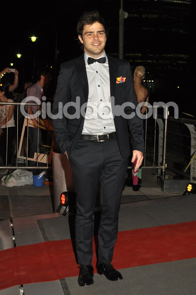 Peter Lanzani, muy elegante, pero con un pantalón demasiaaado angosto. (Foto: Jennifer Rubio-Ciudad.com)