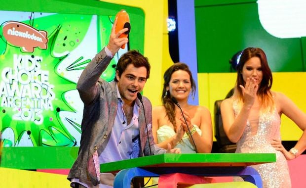 Peter Lanzani recibiendo su premio. (Foto: Burson-Marsteller Argentina)