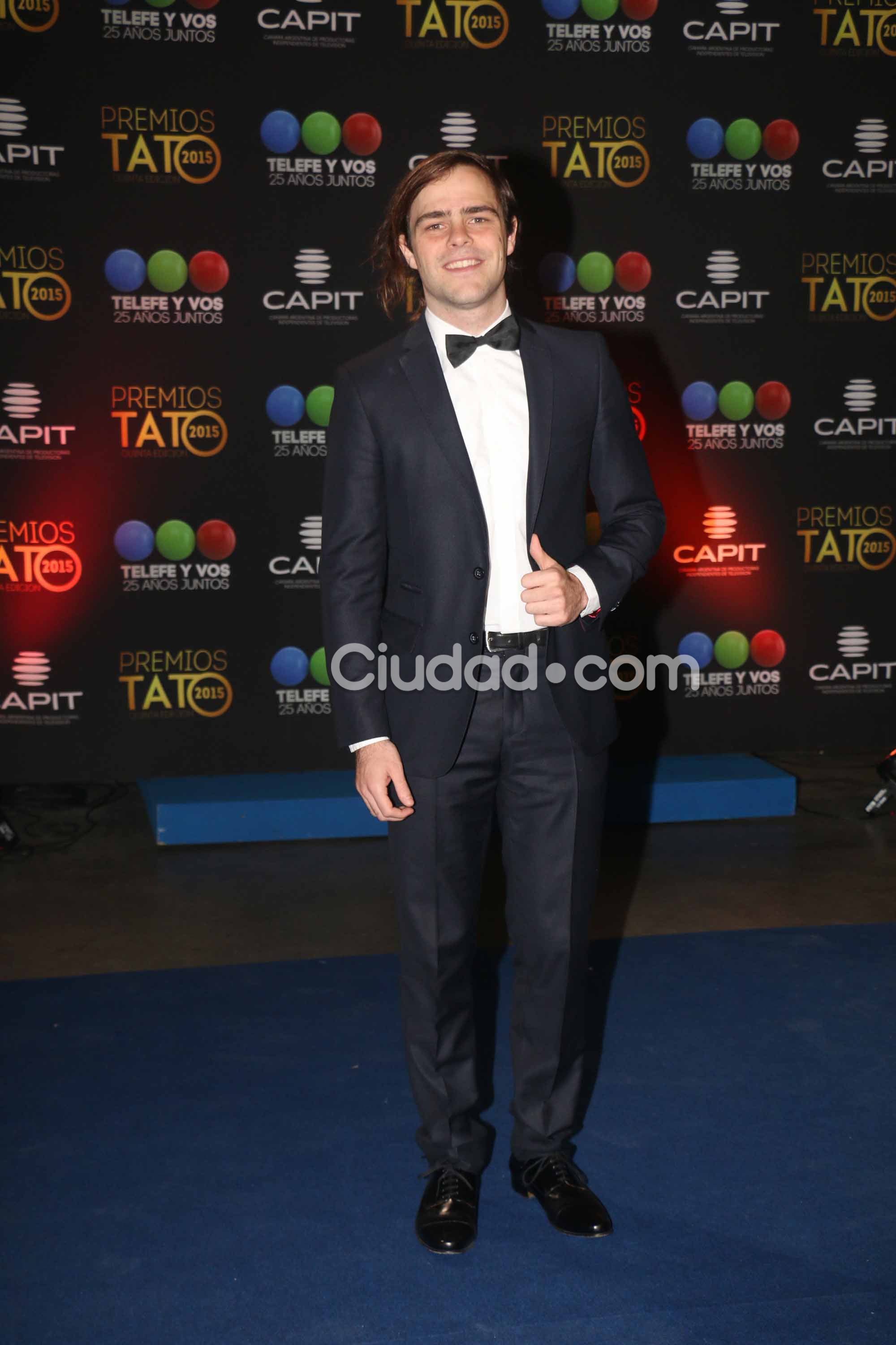 Peter Lanzani, uno de los hombres más elegantes de la noche (Fotos: Movilpress).