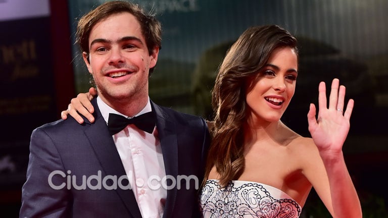 Peter Lanzani y Tini Stoessel, súper enamorados (Fotos: AFP). 