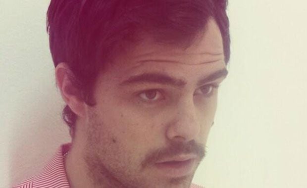 Peter Lanzani y un look renovado de bigotes (Foto: Twitter). 