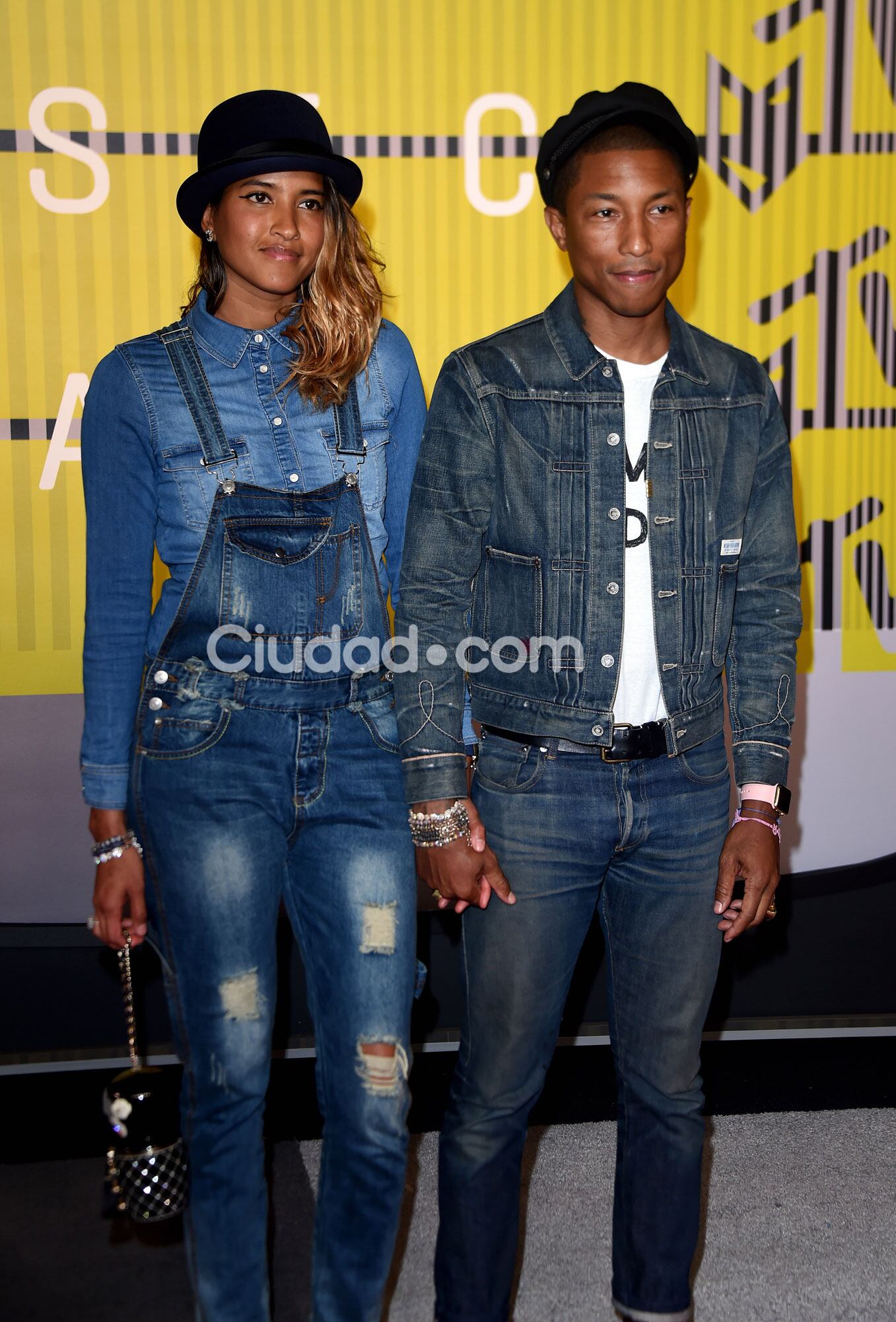 Pharrell Williams y su novia, en composé con outfits de jean (Fotos: AFP).