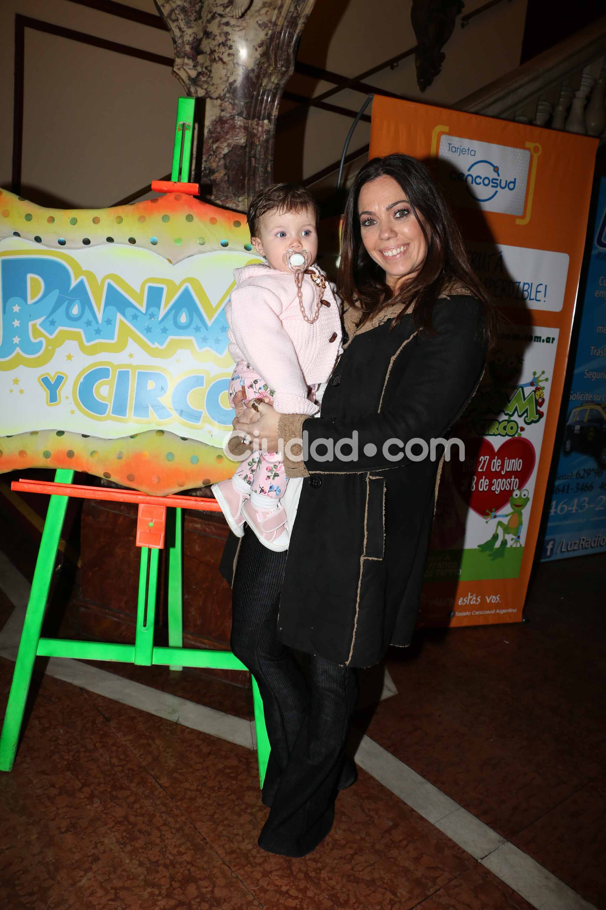 Pía Shaw llevó a su sobrina a ver Panam y Circo (Foto: Movilpress)