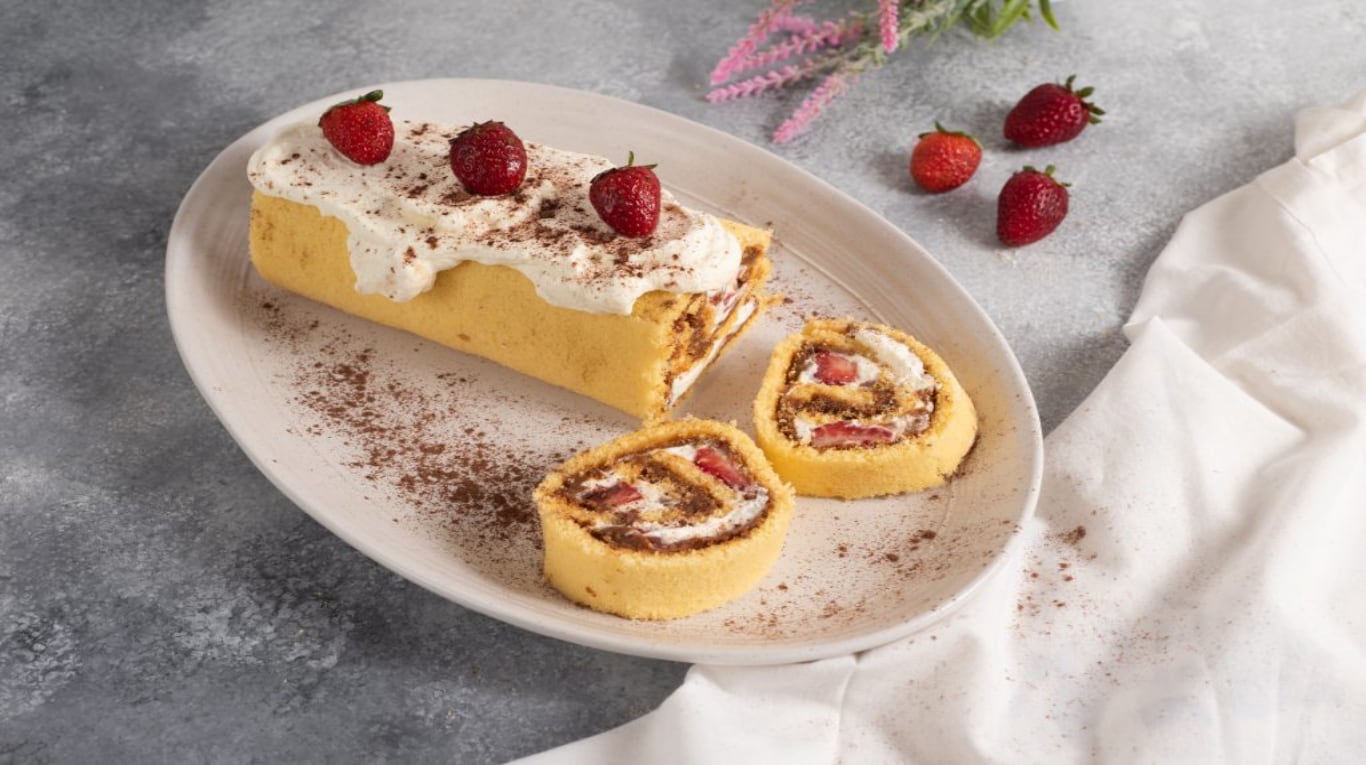 Pionono de ensueño: relleno de crema chantilly y frutas frescas para un abrazo dulce y placentero