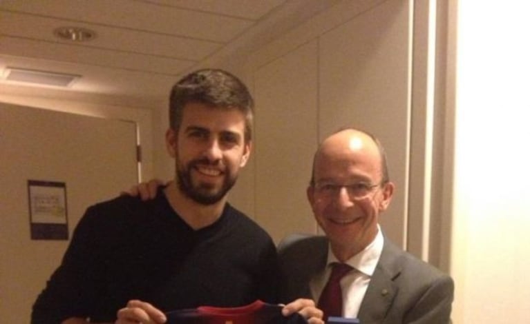 Piqué recibió la camiseta de su hijo en mano. (Foto: Twitter)