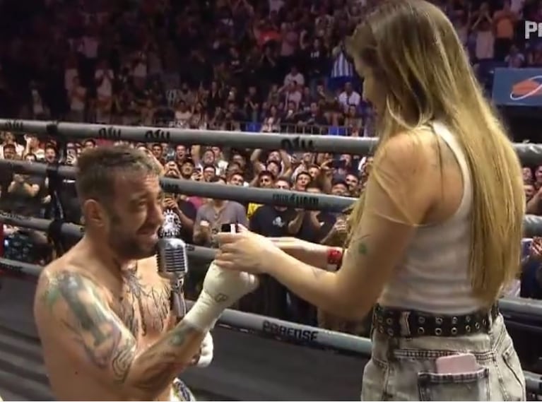 Piti Fernández de Las Pastillas del Abuelo le pidió casamiento a su novia en un ring de boxeo: el video