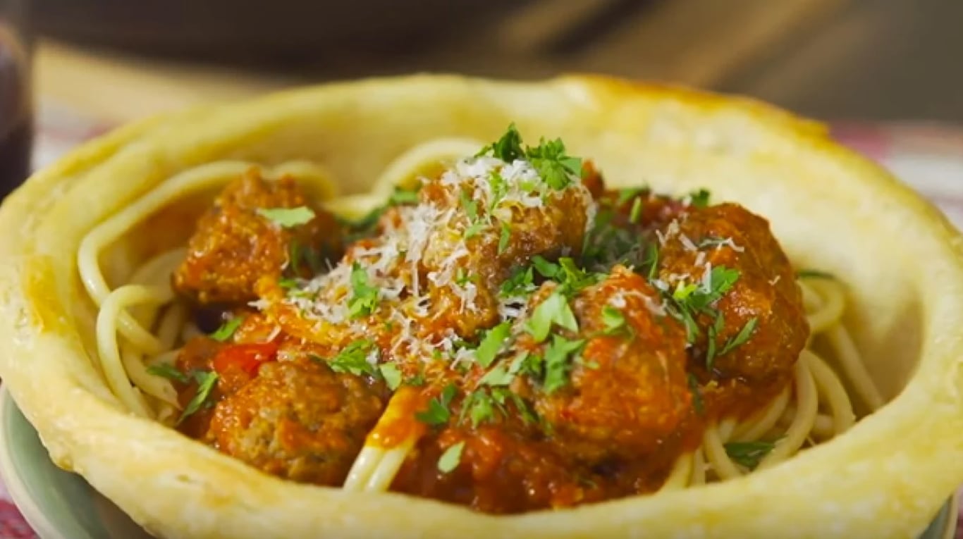 Pizza bowl de spaghetti con albóndigas: la mejor receta para esta combinación