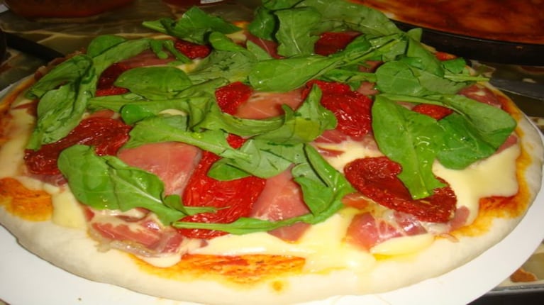 Pizza de jamón crudo y rúcula 