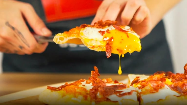 Pizza frita con huevo y panceta: la receta para una opción única que le encantará a todos 