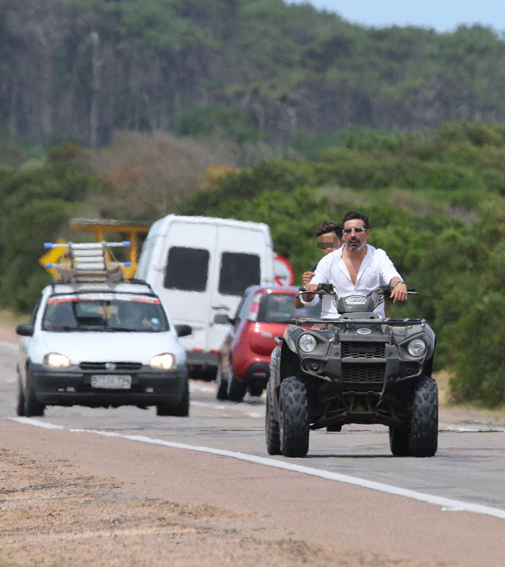 Pocho Lavezzi, en cuatriciclo y sin casco con su hijo por las rutas de Punta del Este. (Foto: GMPress)