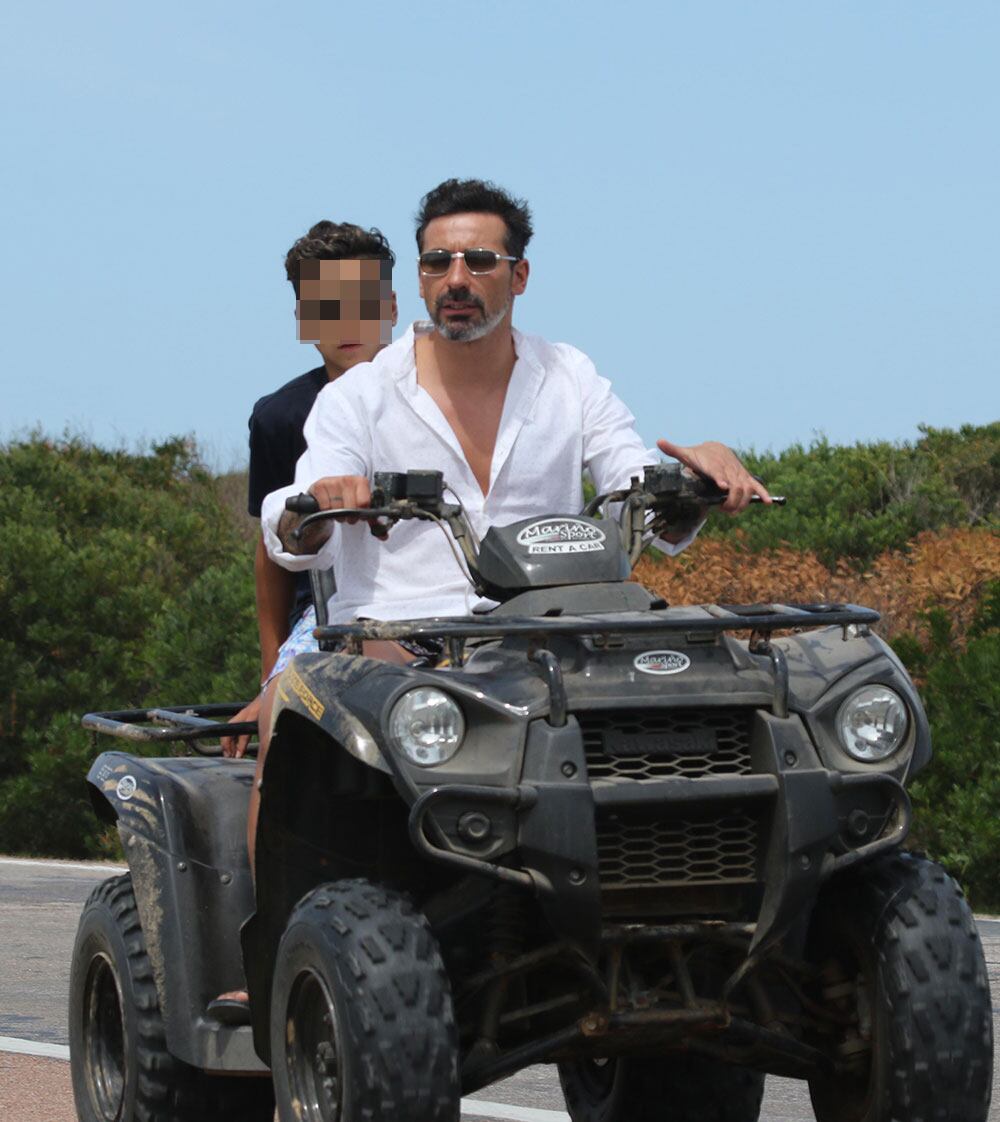 Pocho Lavezzi, en cuatriciclo y sin casco con su hijo por las rutas de Punta del Este. (Foto: GMPress)