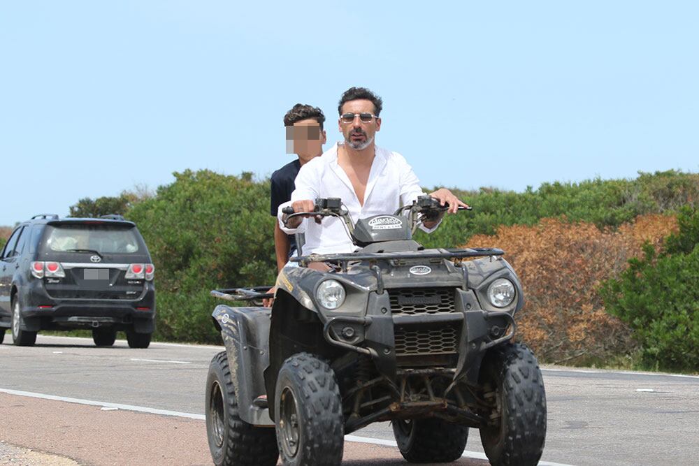 Pocho Lavezzi, en cuatriciclo y sin casco con su hijo por las rutas de Punta del Este. (Foto: GMPress)