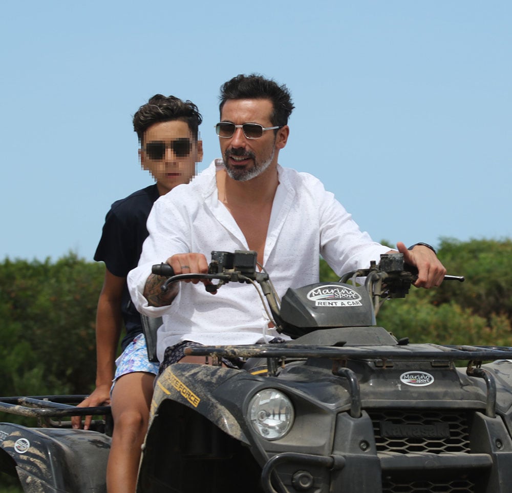 Pocho Lavezzi, en cuatriciclo y sin casco con su hijo por las rutas de Punta del Este. (Foto: GMPress)