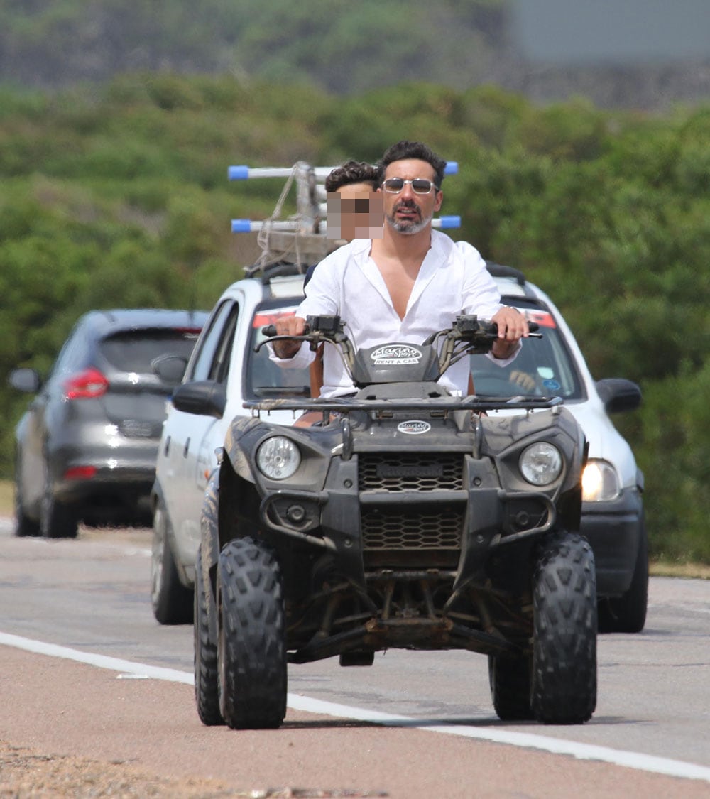 Pocho Lavezzi, en cuatriciclo y sin casco con su hijo por las rutas de Punta del Este. (Foto: GMPress)