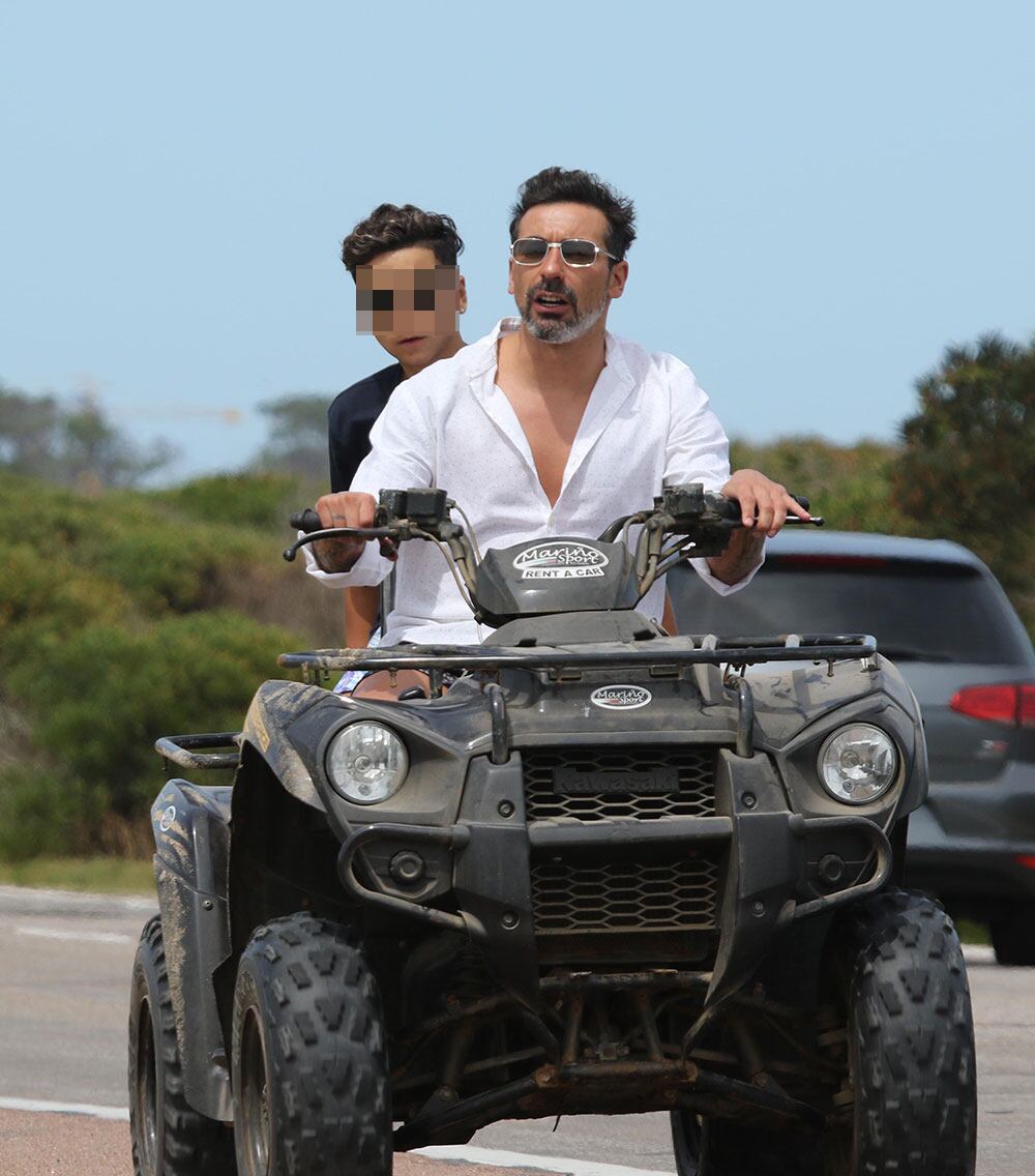 Pocho Lavezzi, en cuatriciclo y sin casco con su hijo por las rutas de Punta del Este. (Foto: GMPress)