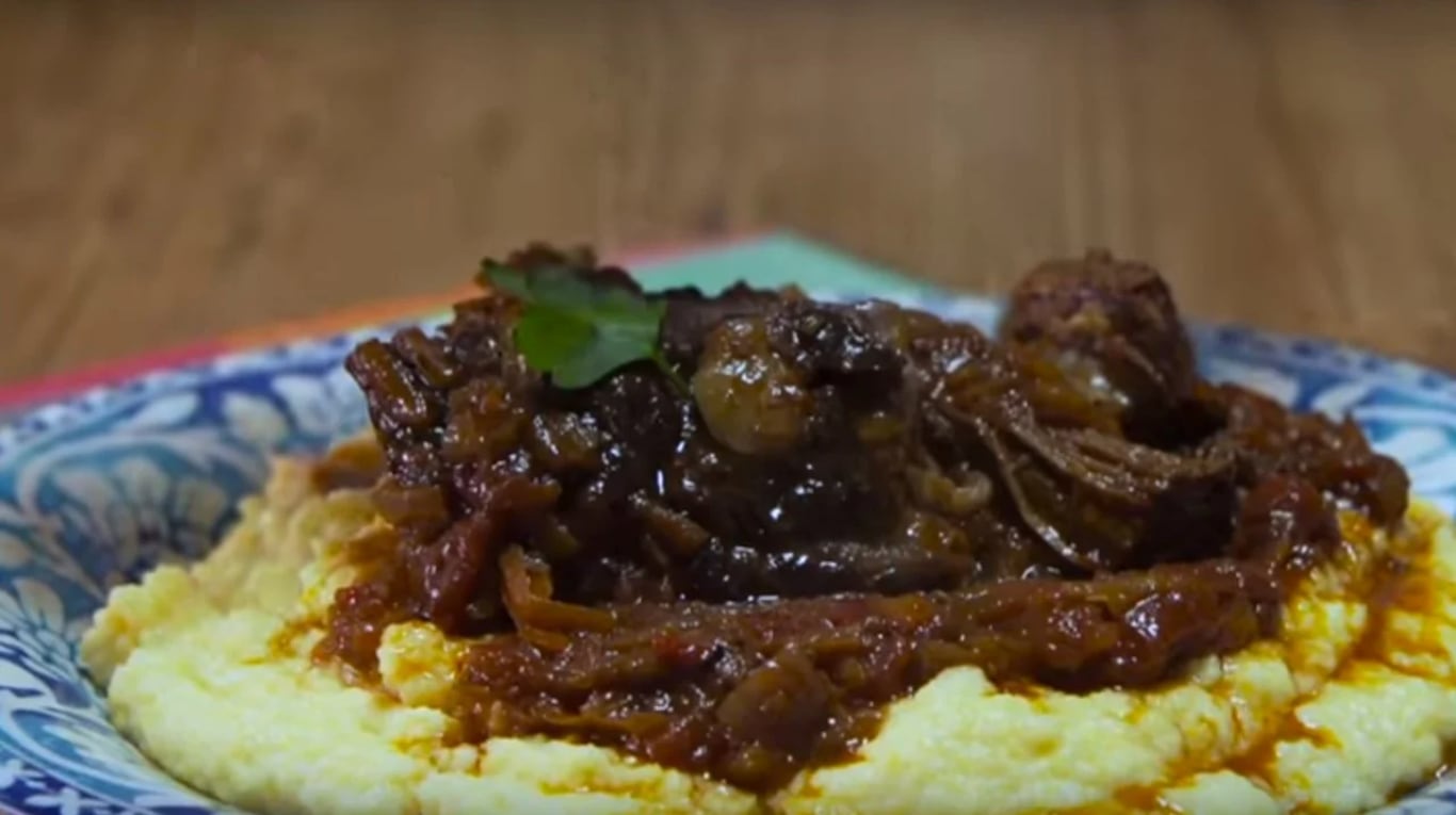 Polenta con estofado: la receta para sacar en invierno 