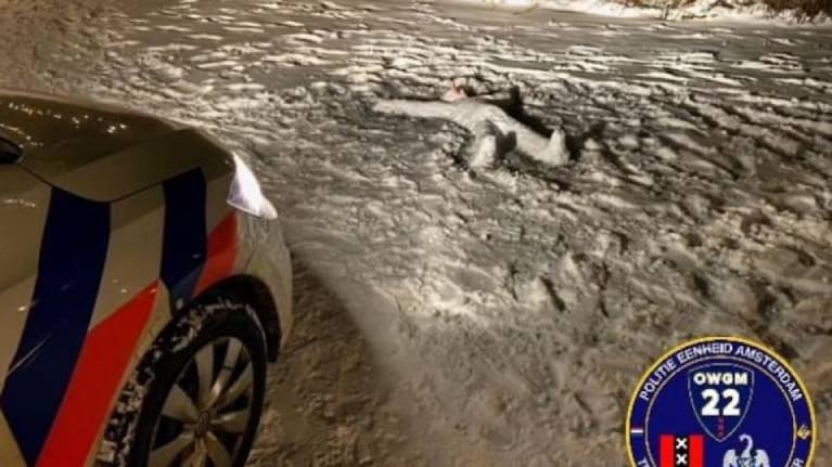 Policías acuden a investigar un asesinato y descubren que el cadáver ¡es un muñeco de nieve!