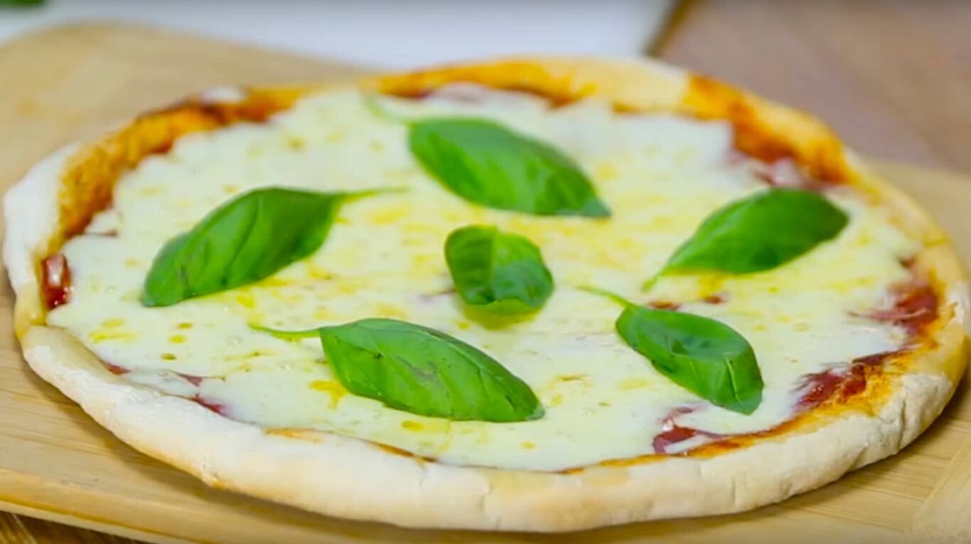 Prepará pizza a la piedra con una receta simple: el paso a paso 