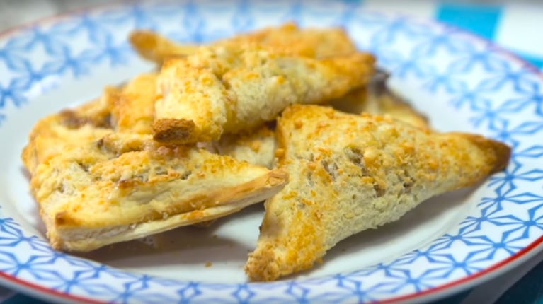 Prepará triángulos de pan relleno con esta receta simple  