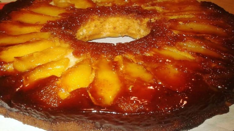 Prepárala hoy: el paso a paso para una torta invertida de manzana que endulza tus días