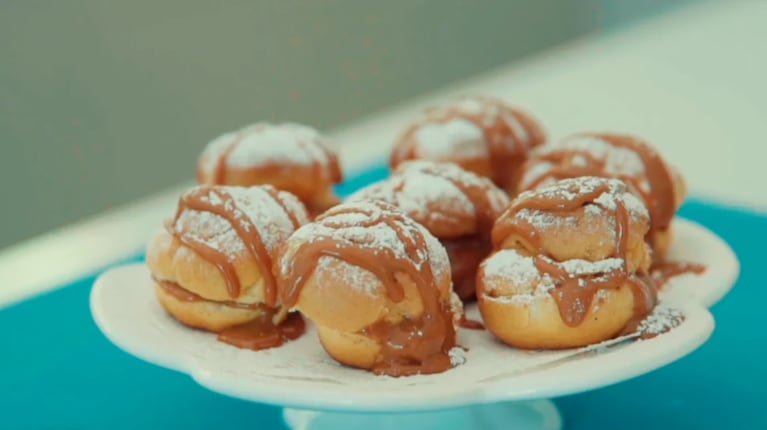 Profiteroles rellenos con dulce de leche Topping: receta fácil  