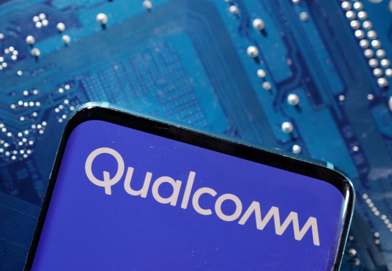 Qualcomm presentó el procesador Snapdragon X Plus, un chip con una unidad de procesamiento neuronal que impulsa capacidades de inteligencia artificial (IA) generativa en ordenadores portátiles.
