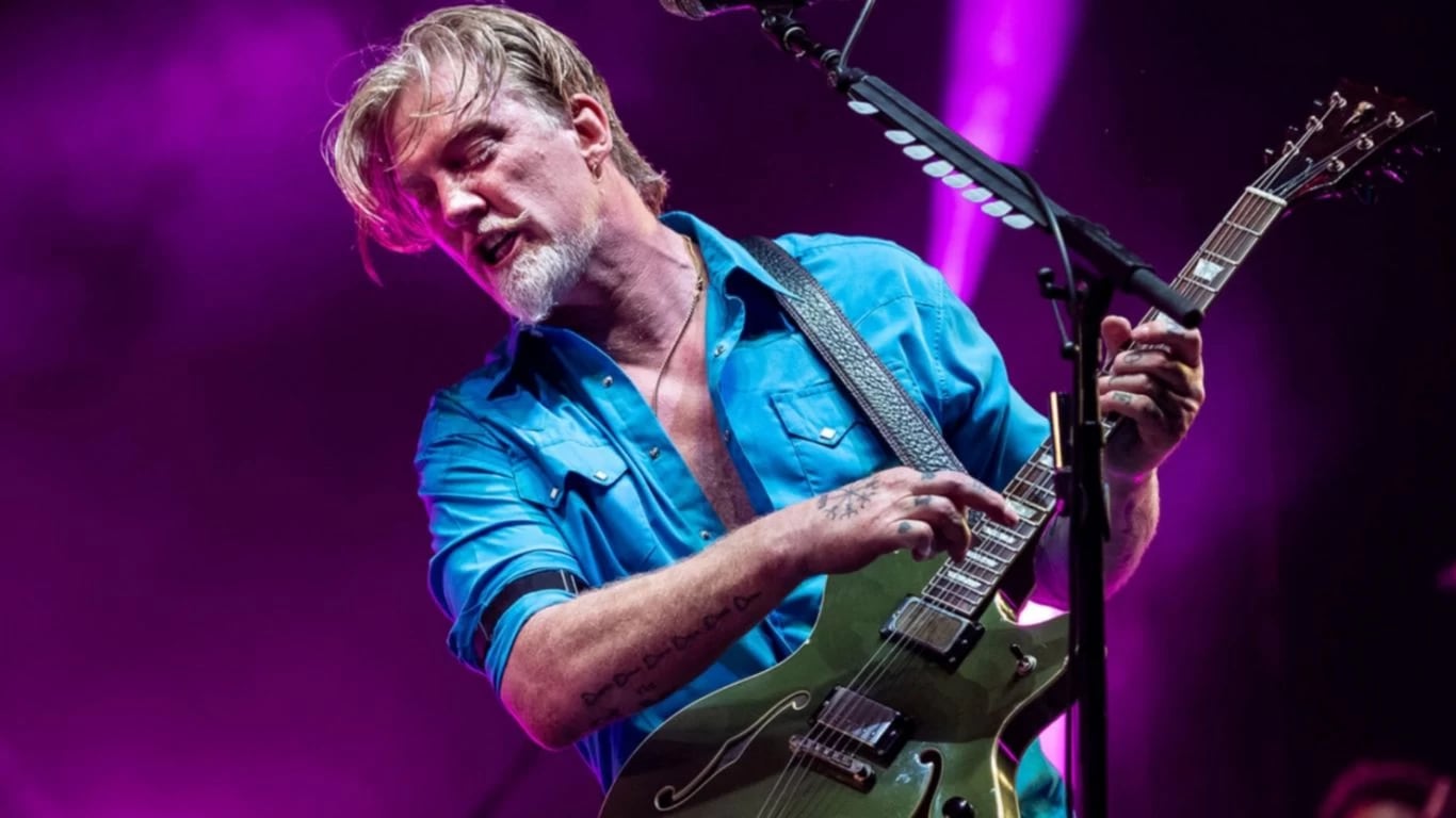 Queens Of The Stone Age cancela ocho conciertos por la salud de su cantante