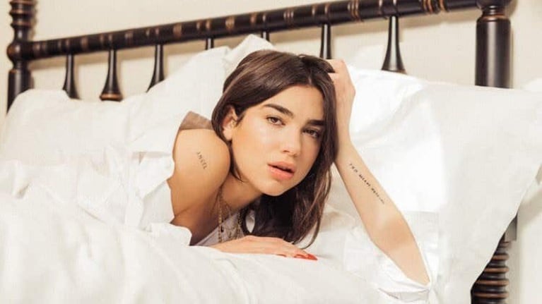 Quien es Dua Lipa, de trabajar como camarera, debutar en el modelaje hasta ser una de las cantantes más populares a nivel mundial.