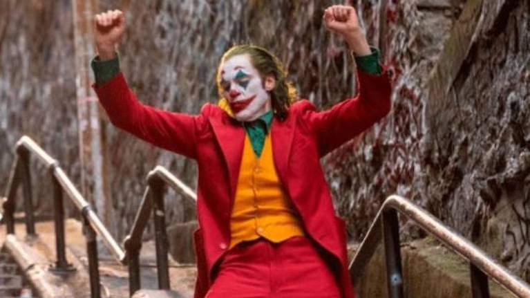 Quiso copiar la escena icónica de la película Joker, pero todo termina mal