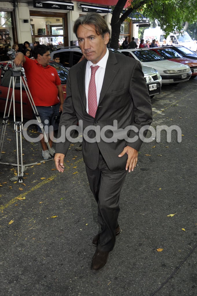 Rafael Cúneo Libarona, abogado de Fabián Rodríguez, al llegar a la Comisaría 23 del barrio de Palermo. (Foto: Jennifer Rubio - Ciudad.com)