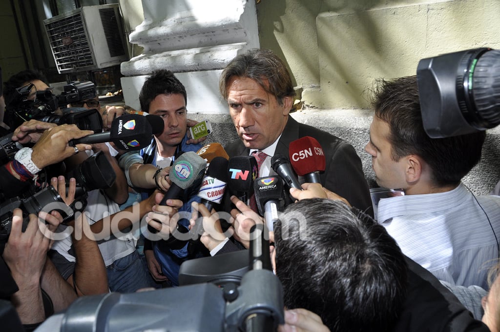 Rafael Cúneo Libarona, abogado de Fabián Rodríguez, al llegar a la Comisaría 23 del barrio de Palermo. (Foto: Jennifer Rubio - Ciudad.com)