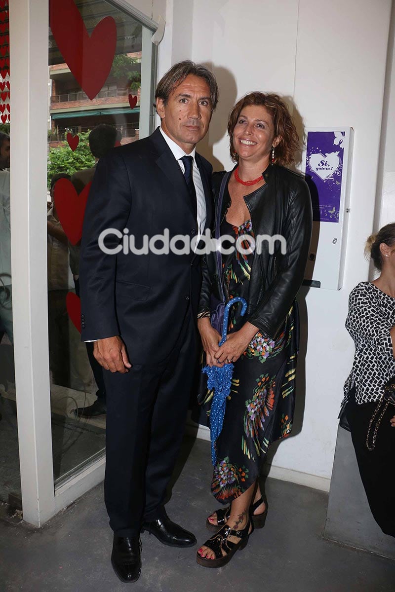 Rafael Cúneo Libarona y su mujer en el civil de Luli Fernández y su hermano Cristian. (Foto: Movilpress)