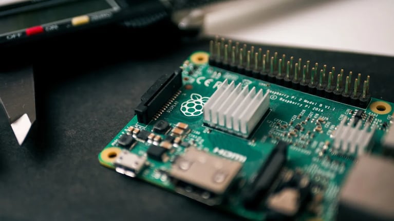 Raspberry, junto con Hailo, ha lanzado un módulo que añade inteligencia artificial a sus miniordenadores.
