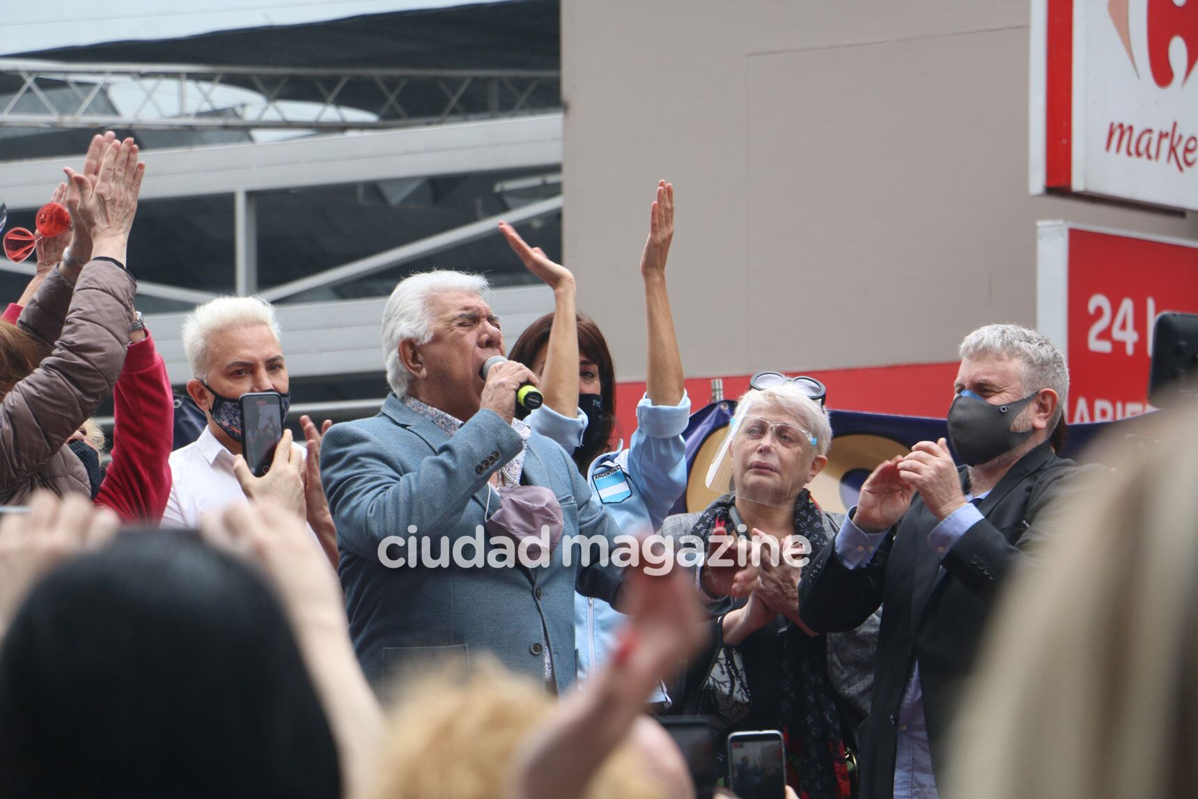 Raúl Lavié cantó en la marcha de los actores que lideró Flavio Mendoza. (Foto: Movilpress)