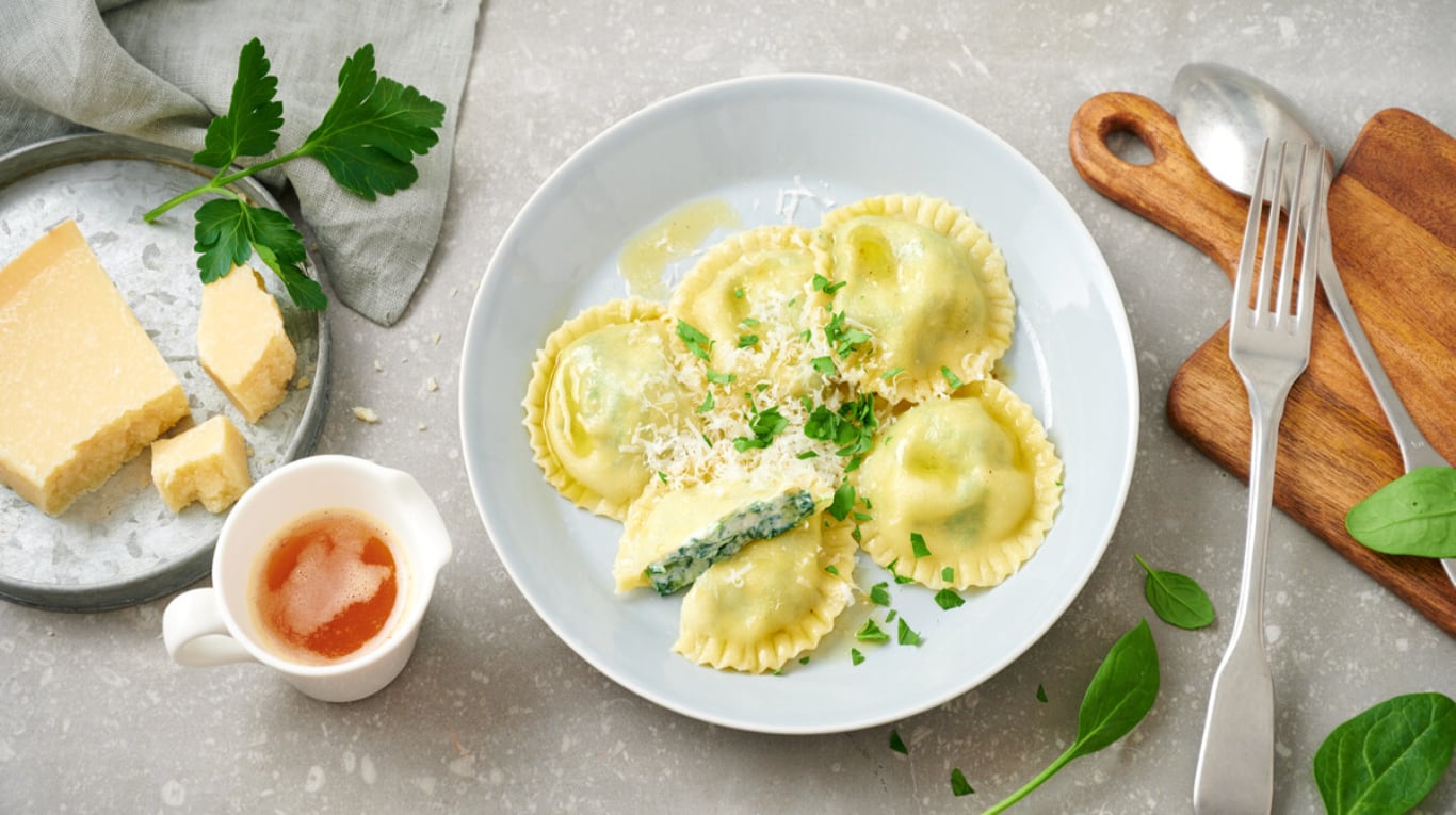 Raviolones de espinacas: un abrazo verde de sabor en cada plato