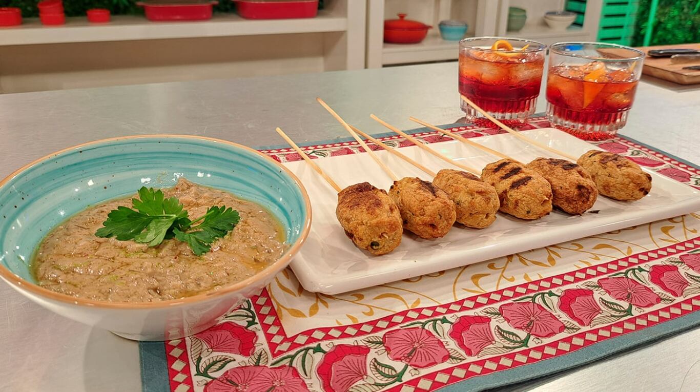 Receta fácil de preinchos de pollo con salsa satay y un trago americano: Milano Torino