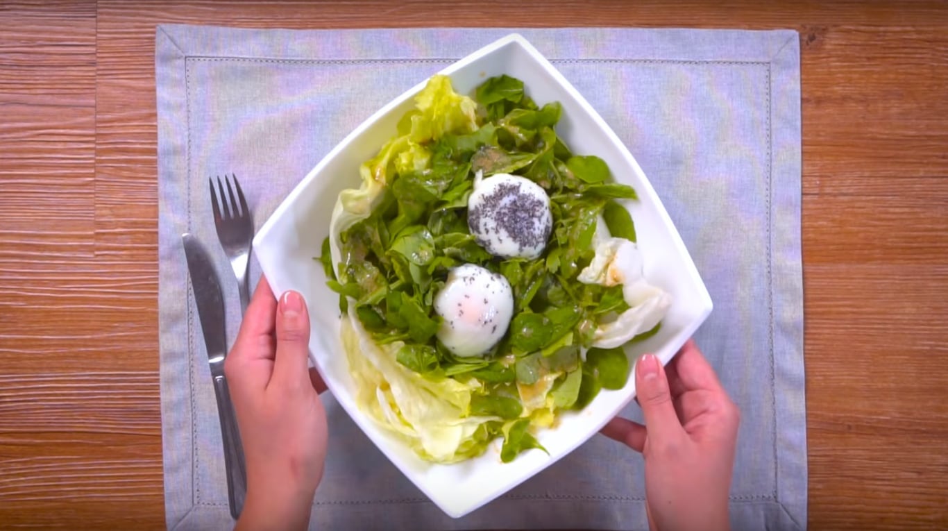 Receta fácil: ensalada de hojas verdes con huevo poché y toque de mostaza