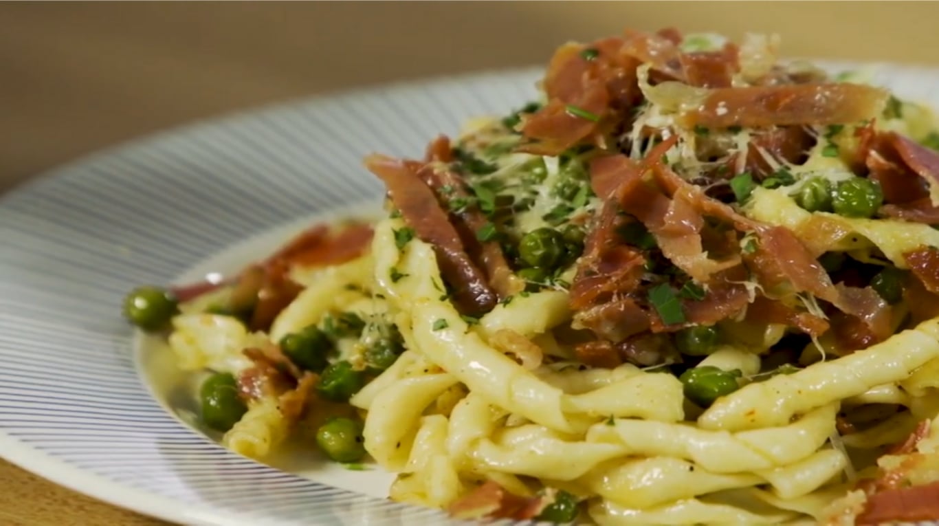 Receta fácil: fusilli con jamón crudo y arvejas 