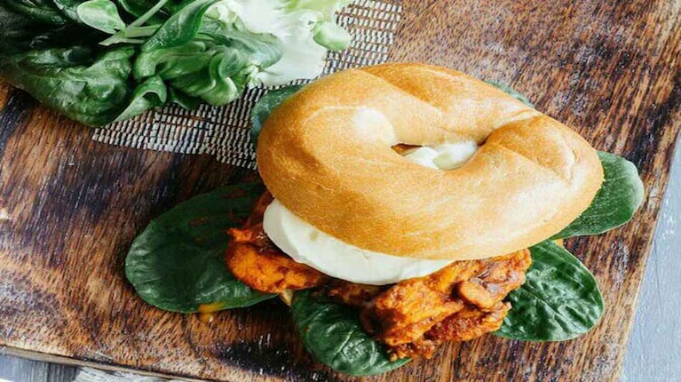 Receta fácil para un bagel de pollo, paso a paso 