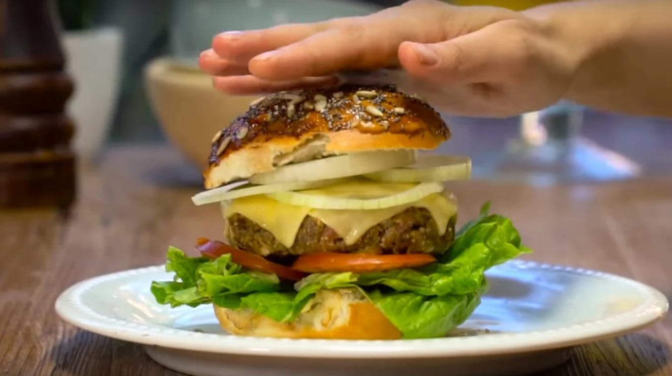 Receta fácil para una hamburguesa con papas 