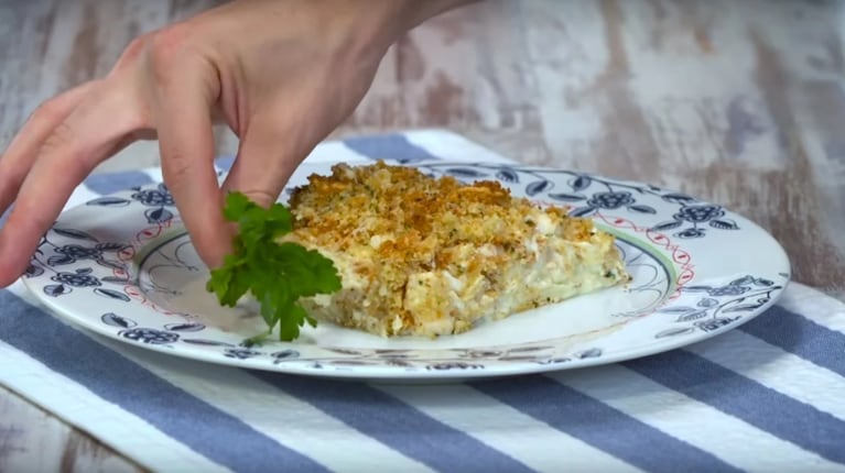 Receta fácil: pastel de papas, pollo, salsa blanca y quesos 