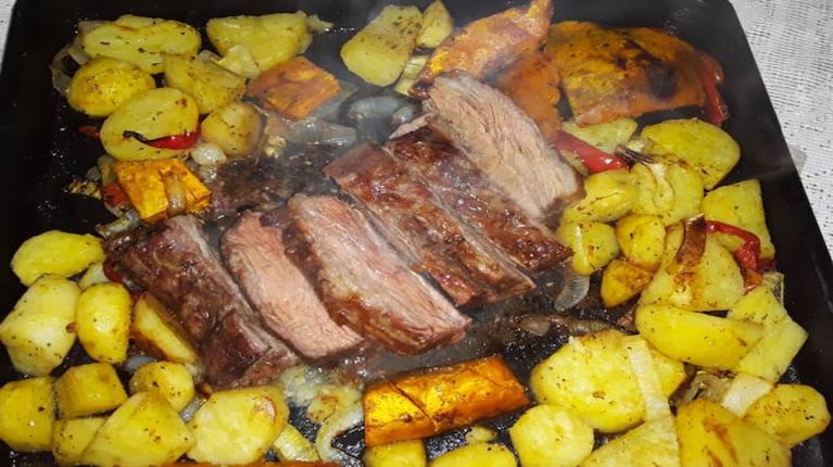 Receta irresistible: el paso a paso para una tapa de asado al horno con  papas y morrones asados       