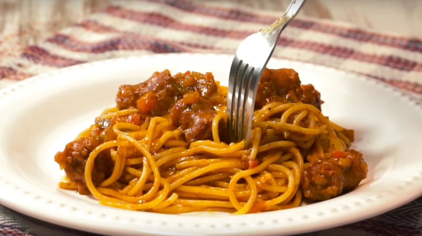 Receta pasta con salchicha parrillera: el toque ahumado que sorprende en este clásico