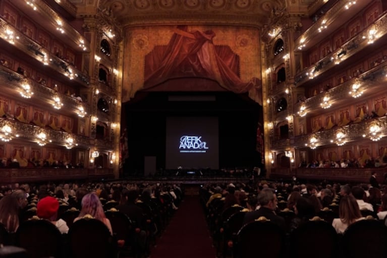 Refik Anadol en el Colón: el look de los famosos en la muestra del artista digital