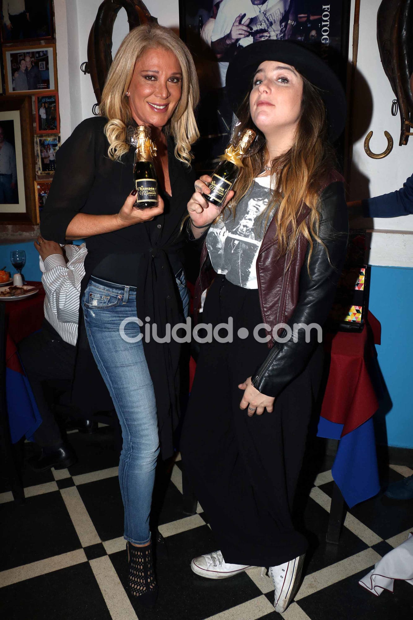 Reina Reech y Juana Repetto, divertidas en la presentación de El Champán las pone Mimosas (Fotos: Movilpress). 