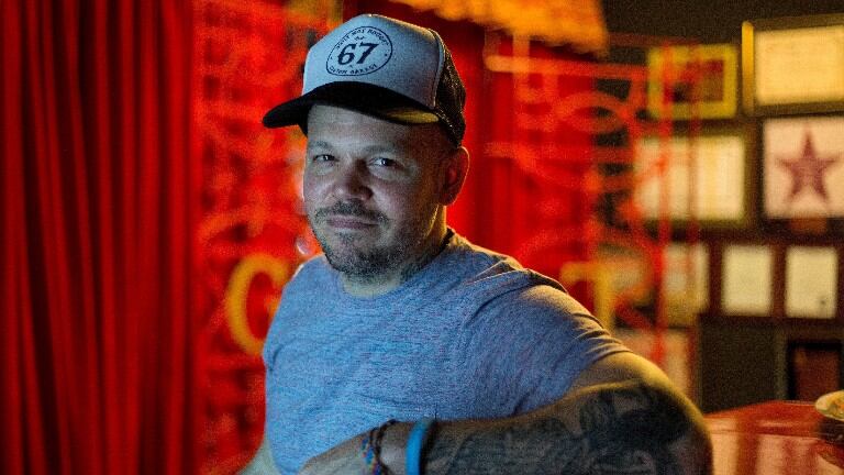 Residente trabaja en su primera película, dos series y música para un documental. Foto: AP.